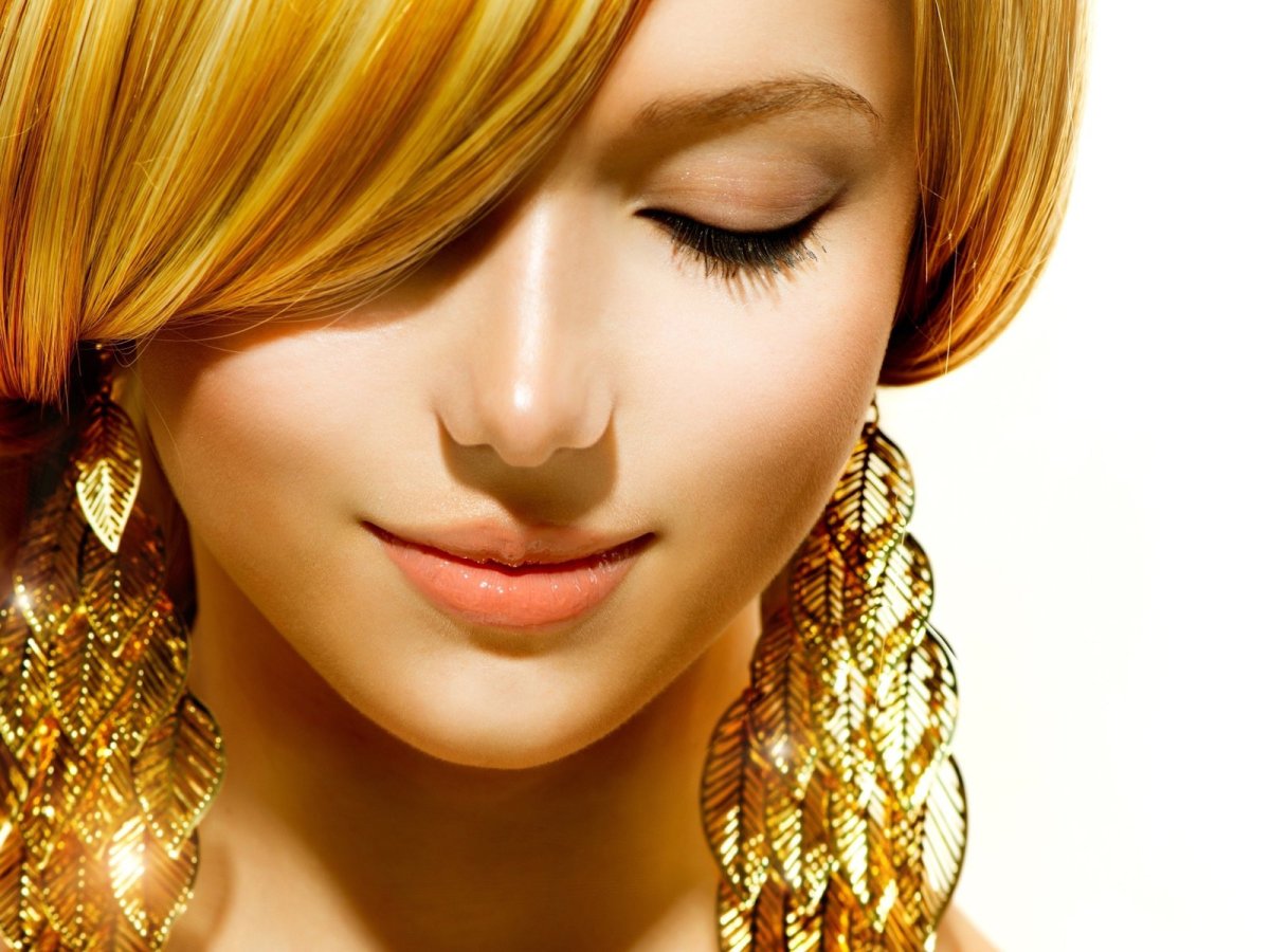 Золотыми волосами песня. Золотые волосы. Девушка с золотыми волосами. Золотистые волосы. Золотистые волосы у девушек.