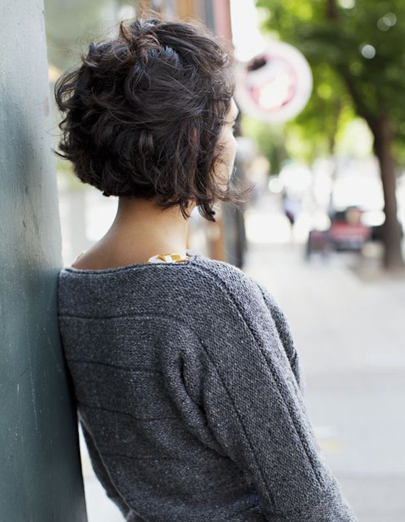 Девушка со спины с короткой стрижкой и металлической рукой. | Картинка на аву