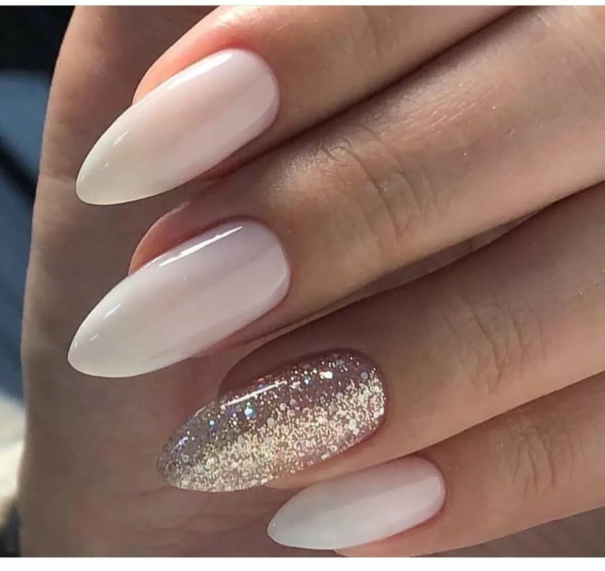 Маникюр в светлых тонах миндаль