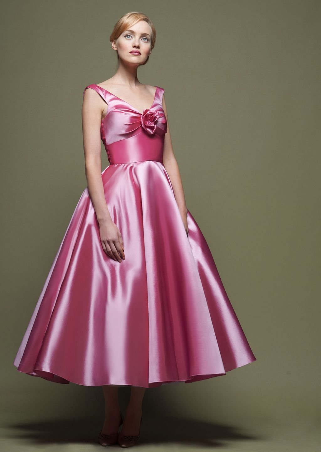 Красивейшие атласные платья. Платье розовое. Атласное розовое платье. Розовое атлсаное платья. Атласное платье.