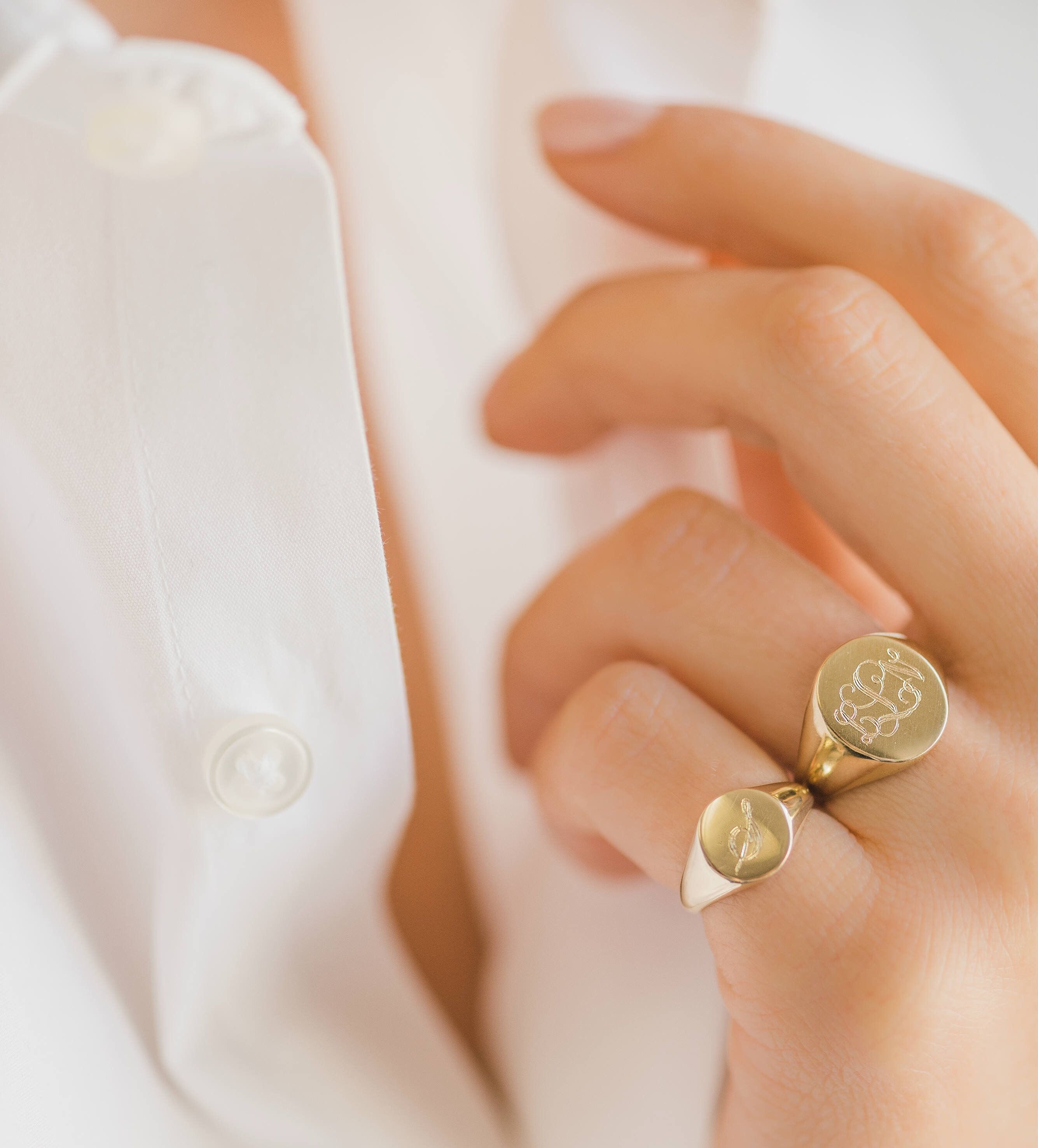 Золотые кольца женские для стильных и романтичных