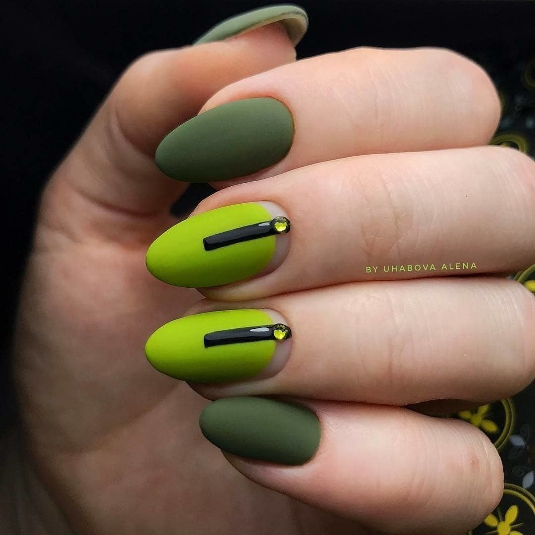 Салатовый маникюр с фруктами