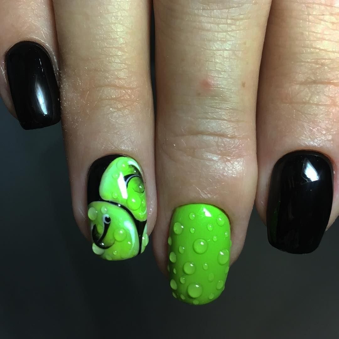Салатовый френч на ногтях