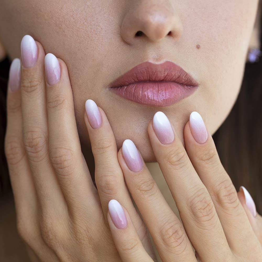 Нюдовый градиент на ногтях