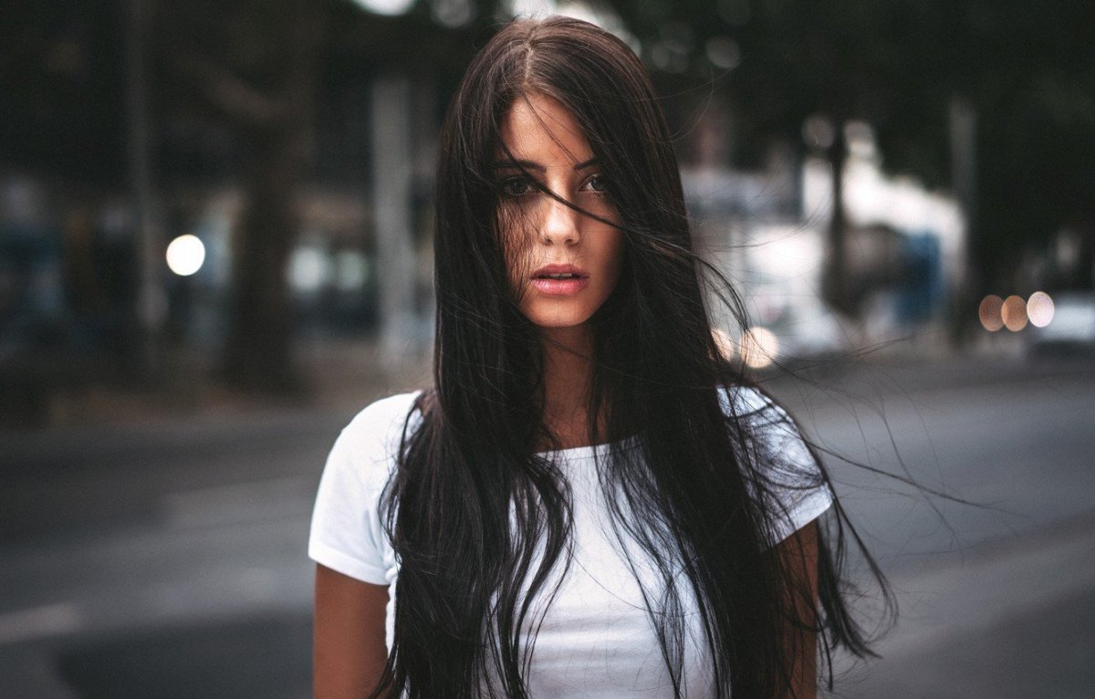 Девушка с черными волосами