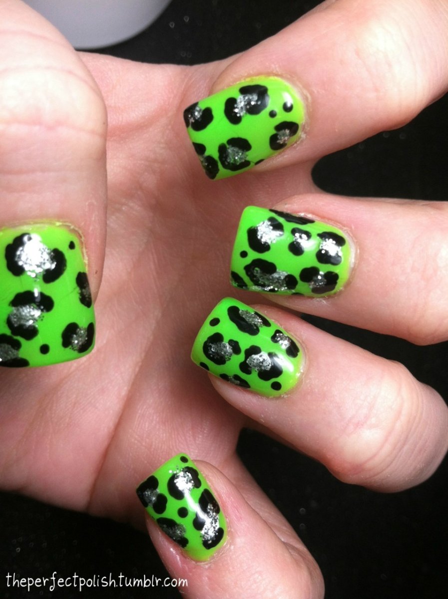 Зеленый маникюр с паучком