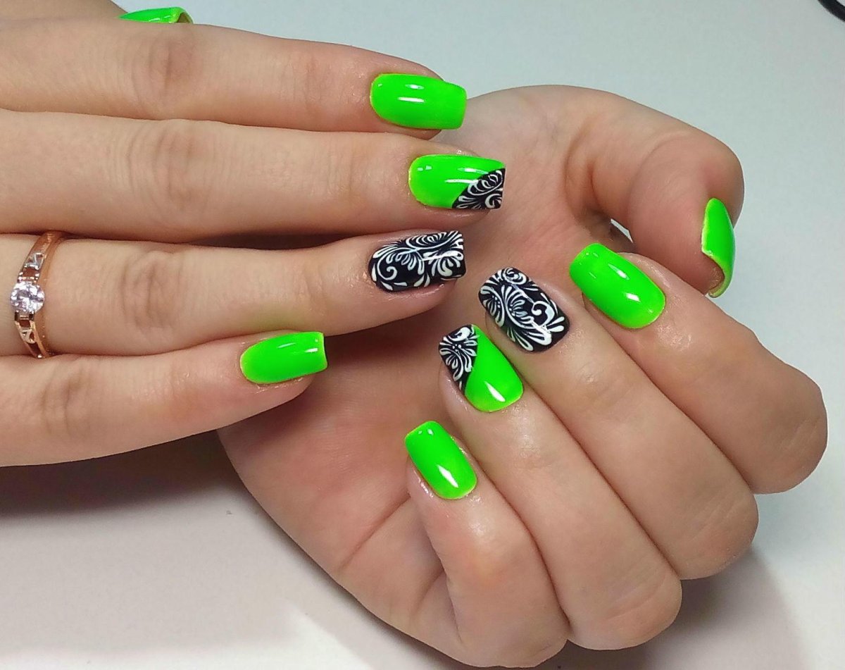 Маникюр салатовый с черным