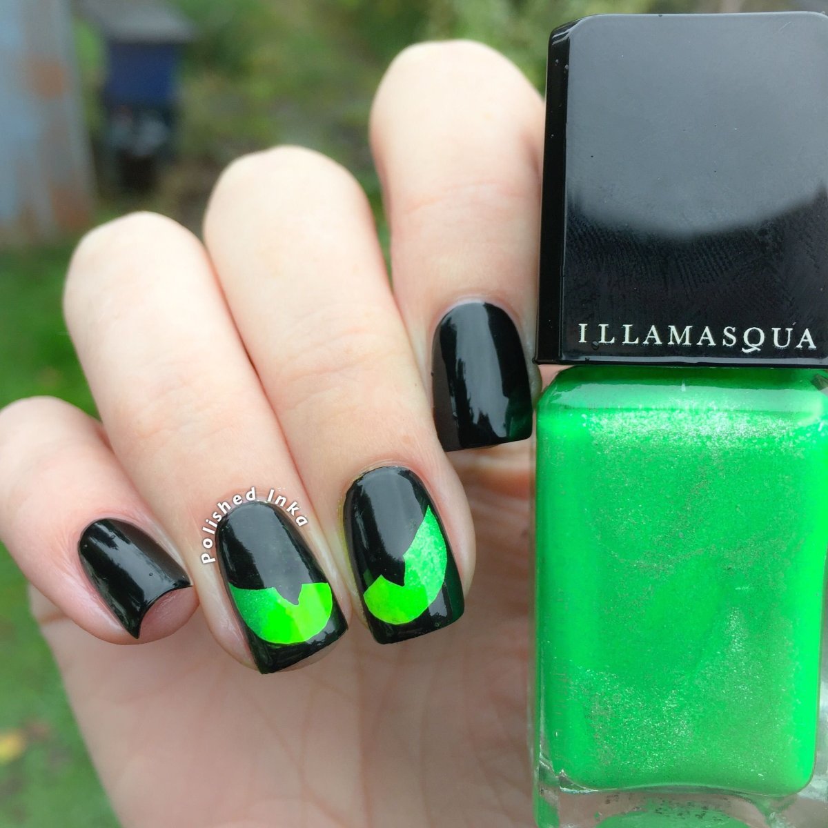 Ногти зеленые с черным