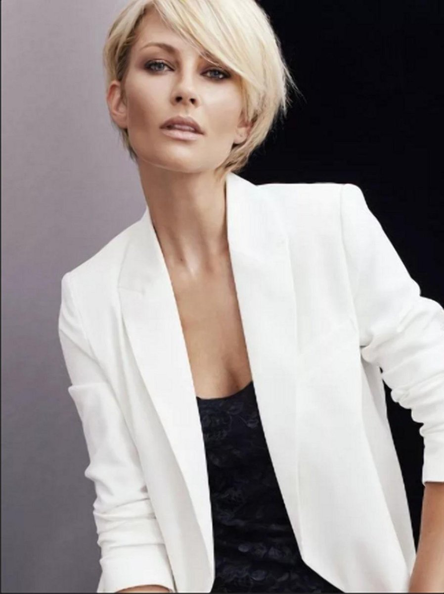 Блондинка с короткими волосами