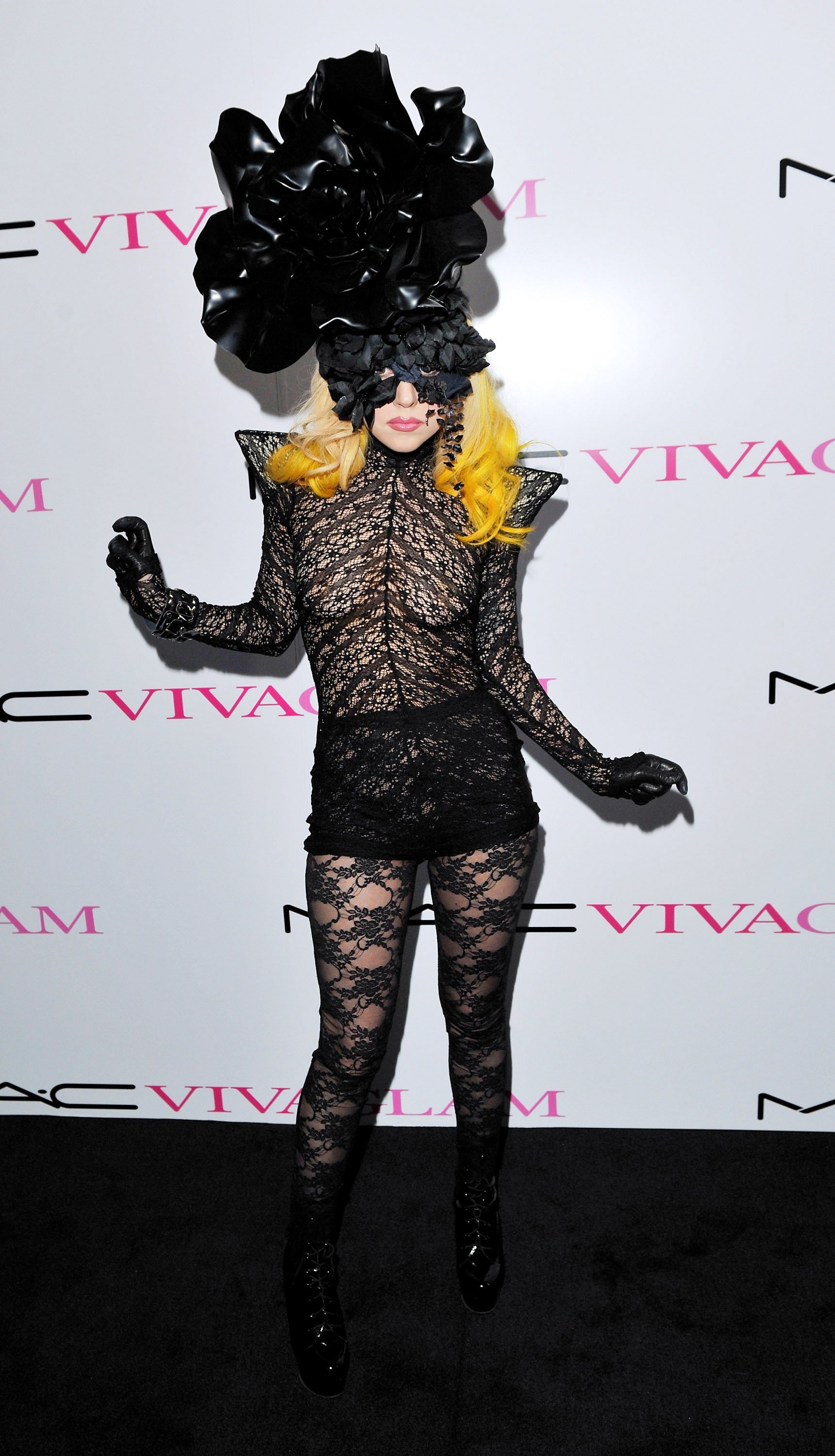 Леди гага костюмы. Странные костюмы леди Гаги. Леди Гага и ее Наряды. Леди Гага странные Наряды.