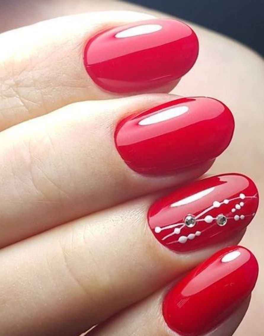 Маникюр на короткие овальные ногти красный