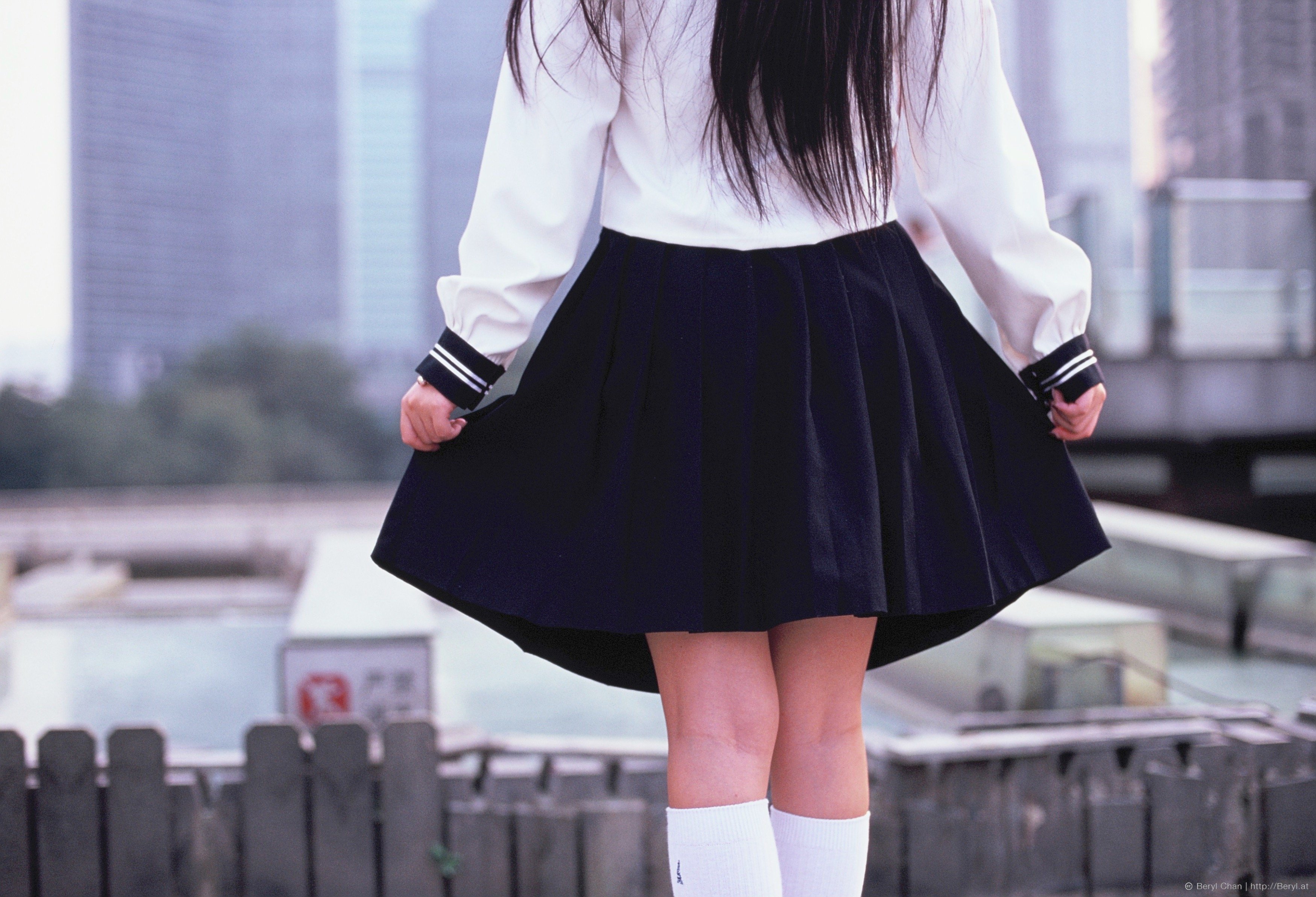 Юбка школа 18. Чёрные юбки для школы. Красивые черные юбки. Короткая черная юбка. Мини юбки в школе.