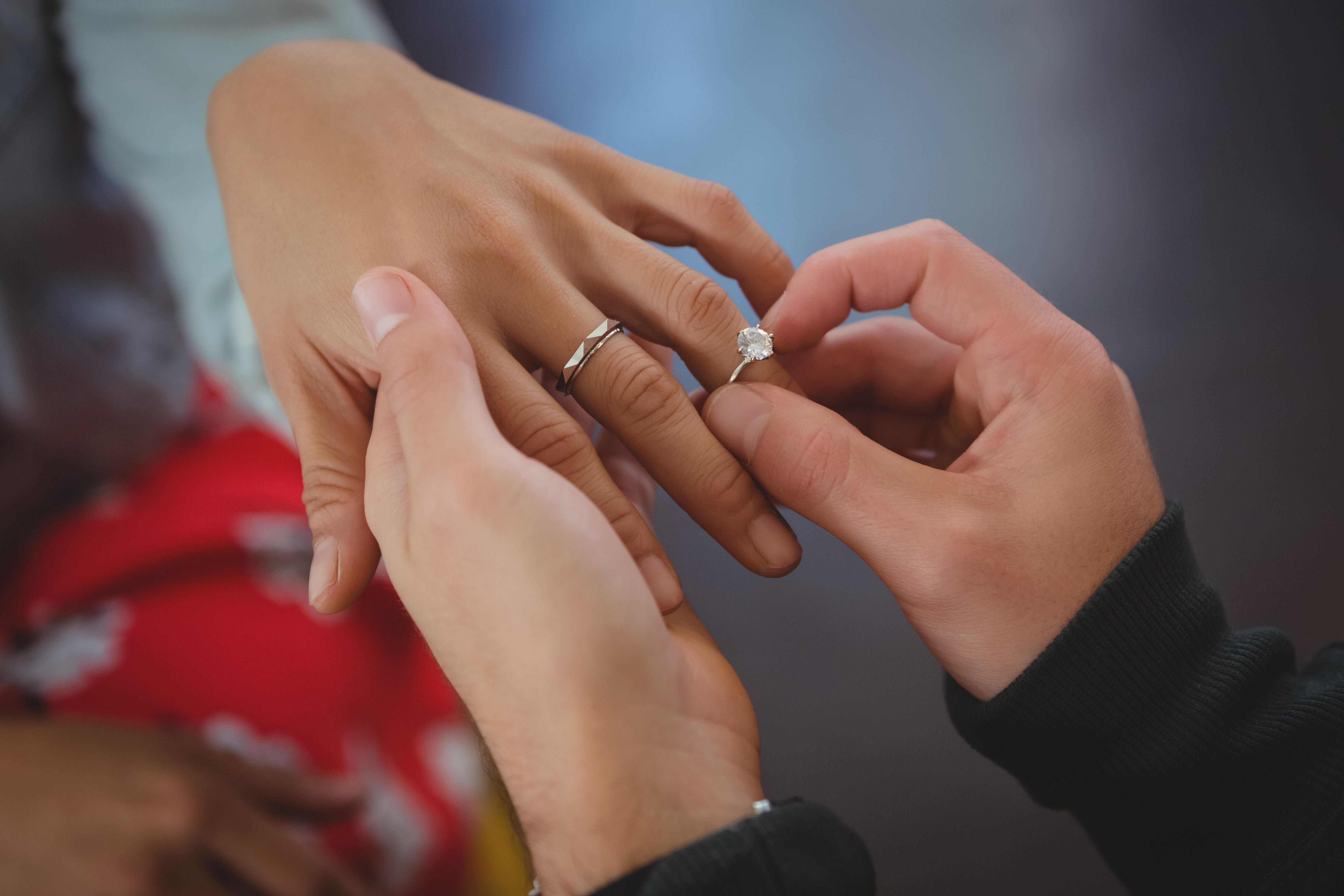 Золотые пальчики. Обручальные кольца на руках. Одевание кольца на палец. Свадебные кольца на пальцах. Обручальное кольцо для девушки.