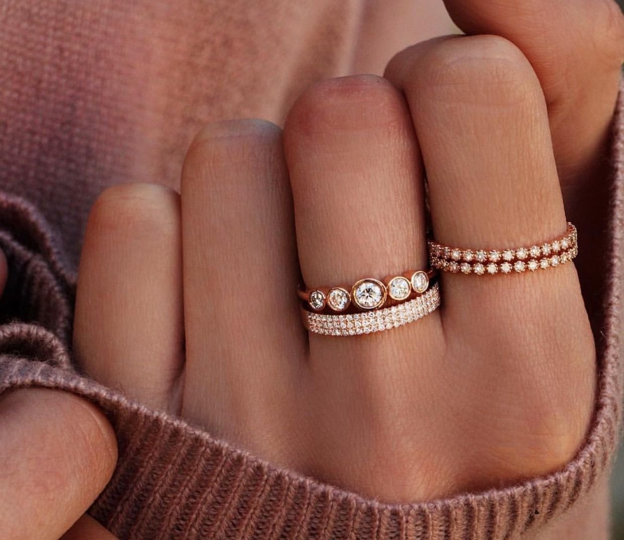 Надеты кольца золотые. Фаланговые кольца Пандора. Пандора кольца комбинации. Красивые кольца на руке. Кольцо на пальце.