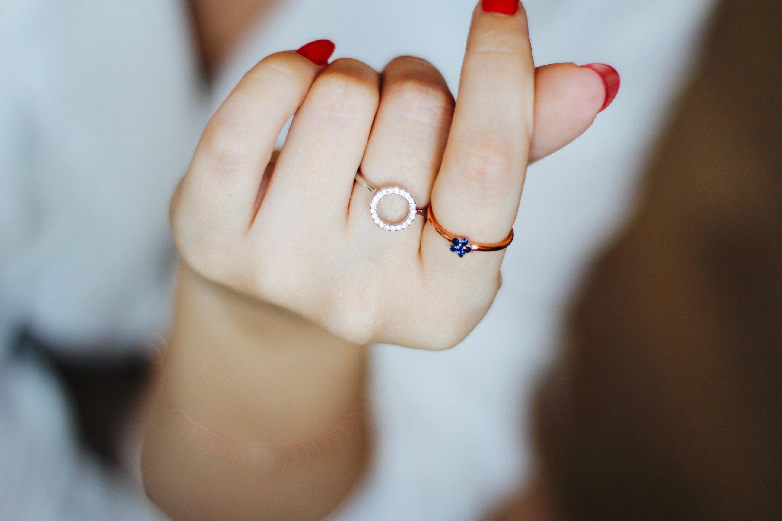 Надеты кольца золотые. Кольцо на большой палец Санлайт. Кольцо на указательном пальце. Кольца на указательный палец женские. Перстень на указательном пальце.