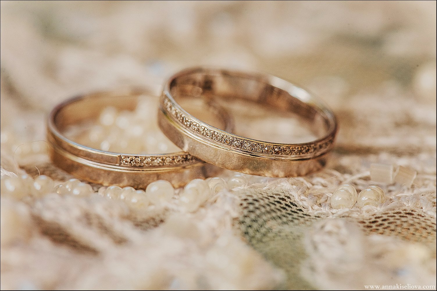 Обручальные кольца золотые на свадьбу. Обручальное кольцо. Красивые Свадебные кольца. Красивые обручальные кольца. Шикарные Свадебные кольца.