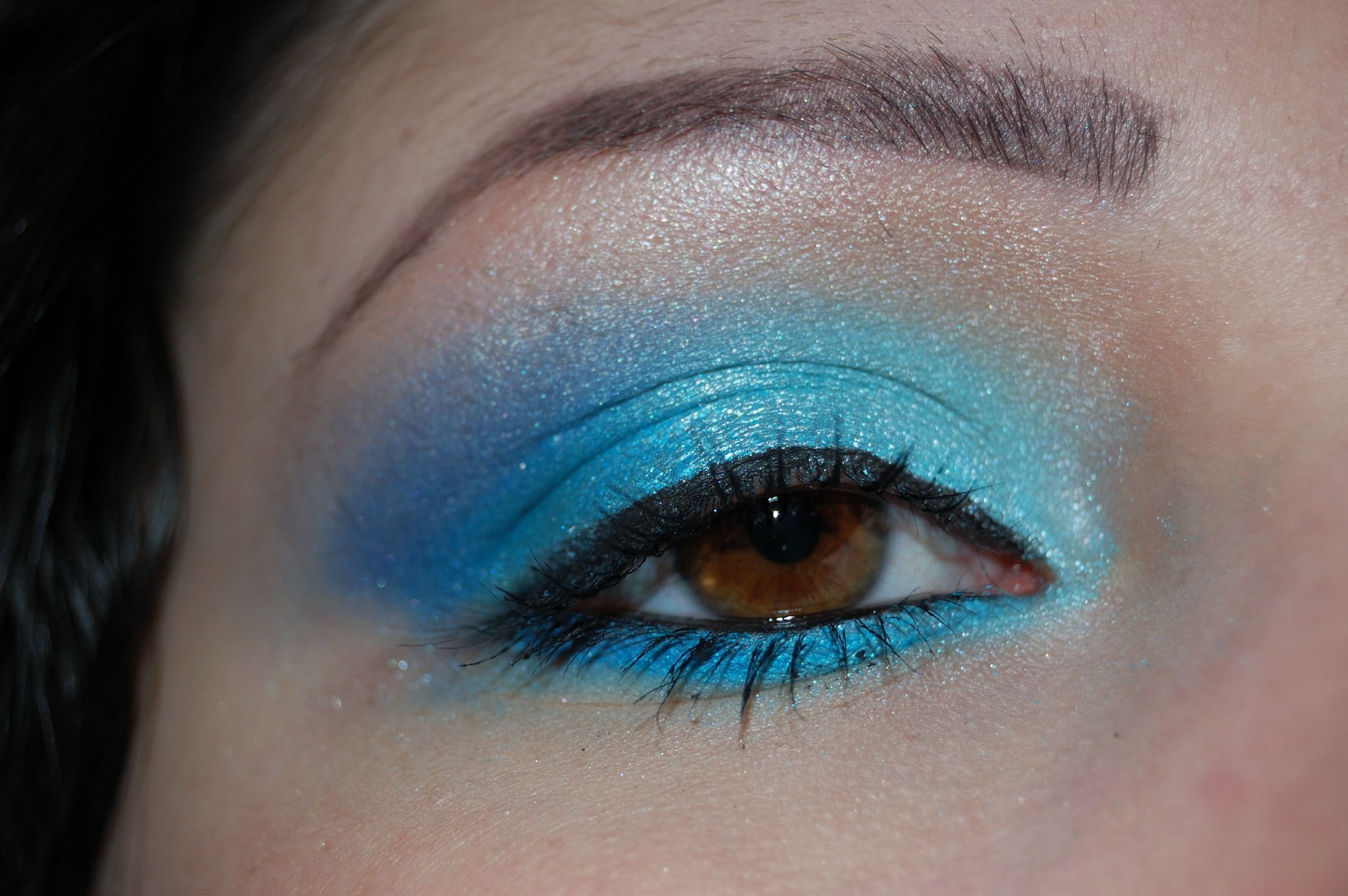Легкий макияж с синими тенями