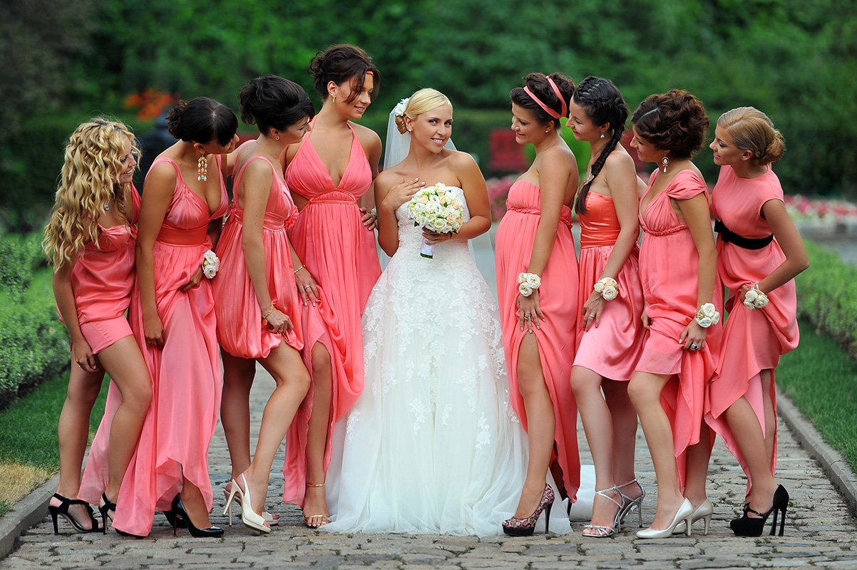 Красивое свадьбу подруге. Прическа подружки невесты. Прическа на свадьбу подружке невесты. Причёска на свадьбу на средние волосы для подружки невесты. Коралловые платья подружек невесты.