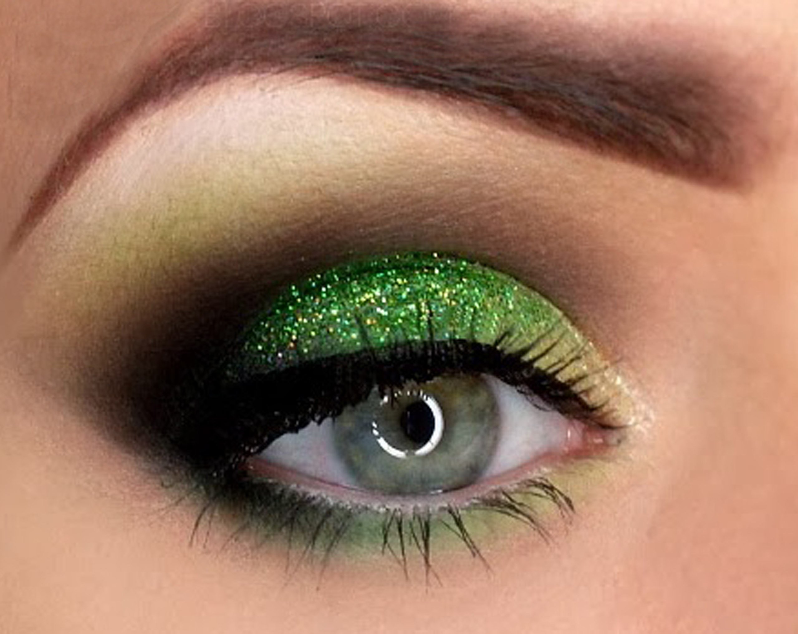 Зеленые глаза на свету. Изумрудный Смоки айс. Макияж в зеленых оттенках. Красивый макияж для зеленых глаз. Макияж с зелеными тенями для зеленых глаз.