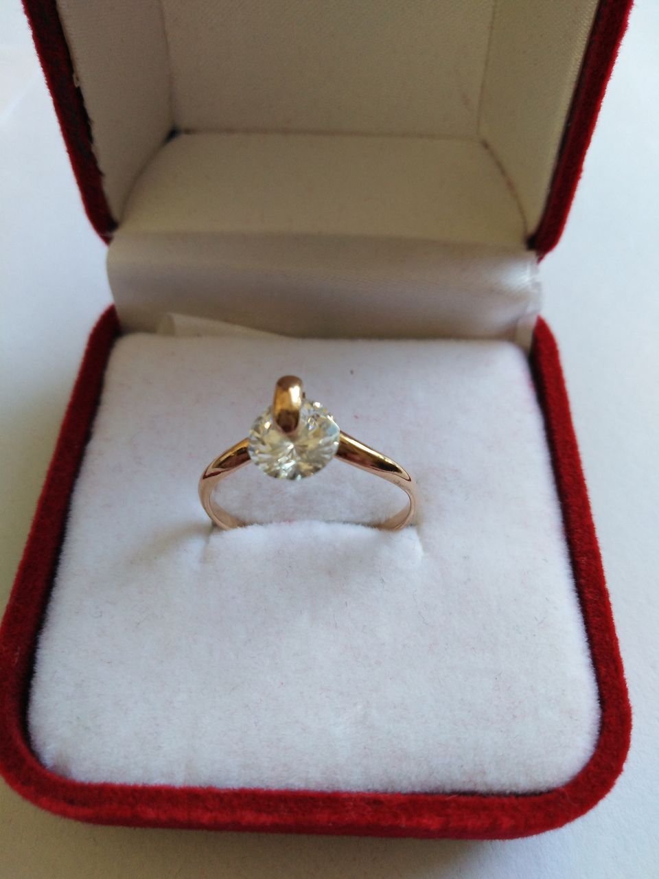 Золотое кольцо в подарочной ,бархатной коробке