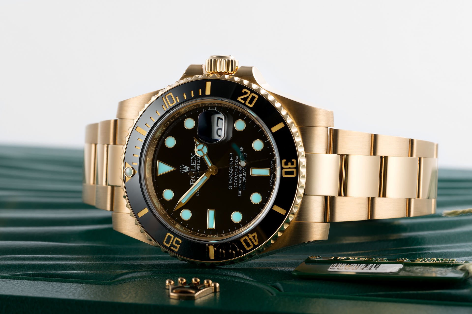 Швейцарские часы б у. Rolex Submariner золотые. Часы Rolex Submariner. Rolex Submariner 2022. Yellow Gold Rolex Submariner ref. 116618ln.