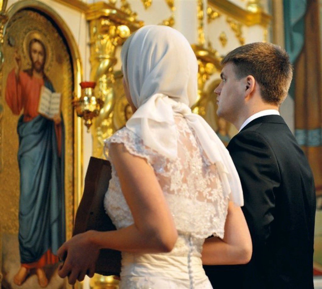 Быть женой православного. Парень и девушка в церкви. Мужчина в храме. Венчание. Мужчина и женщина в церкви.