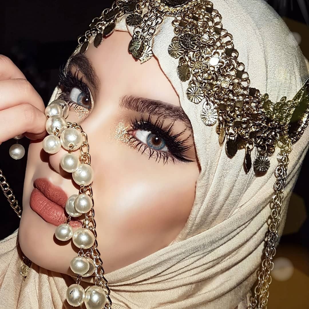 Макияж в арабском стиле. Арабский макияж глаз. Мусульманские девушки с макияжем глаз. Коллаж арабский макияж. Красивое арабское видео