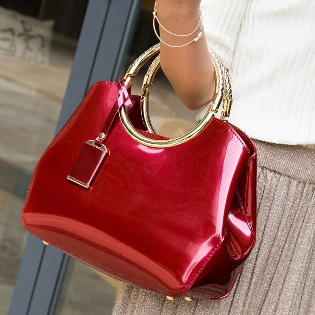 Сумка с металлическими ручками. Сумка женская. Модные красные сумки. Сумка женская красная. Красная кожаная сумка.