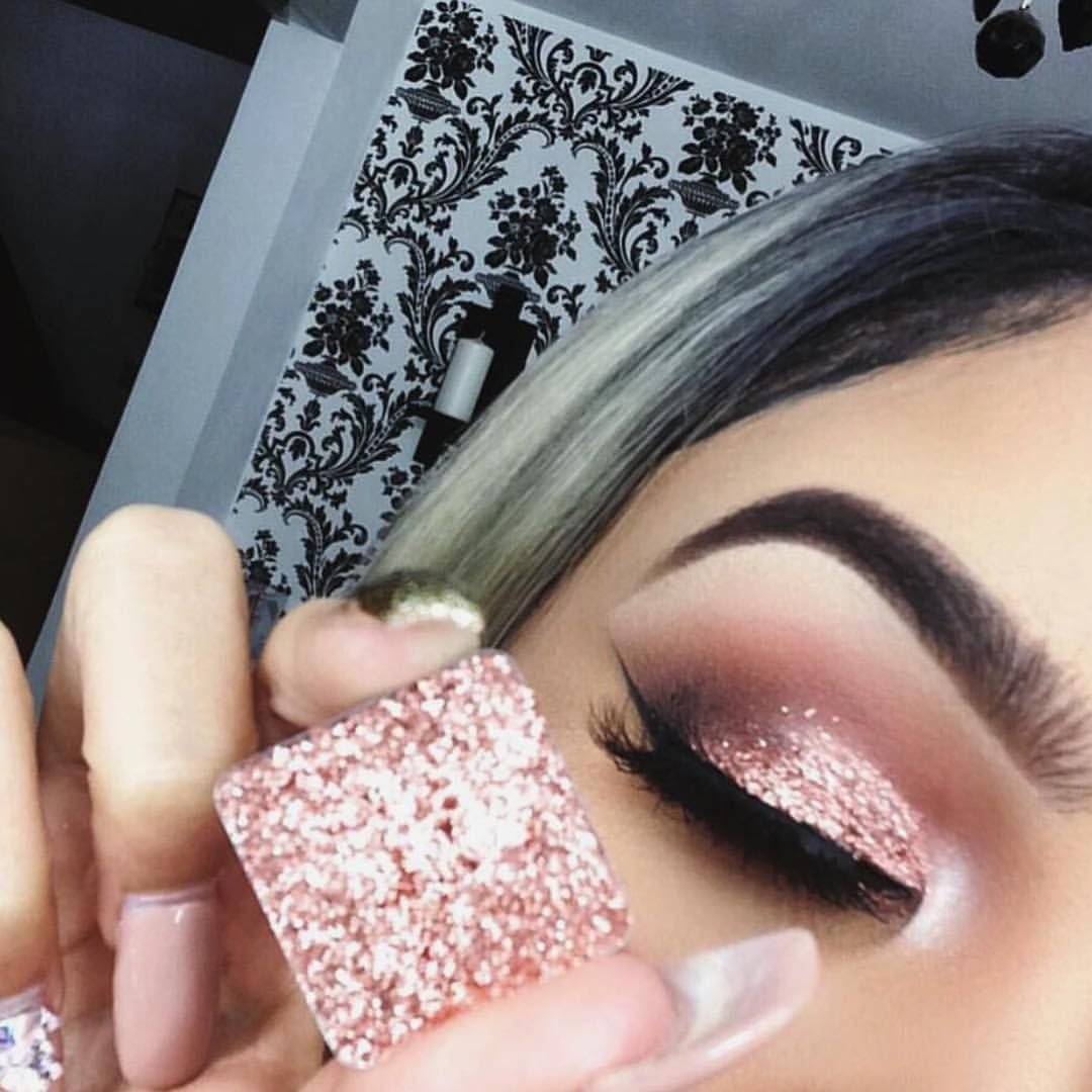 Нежный макияж с блестками