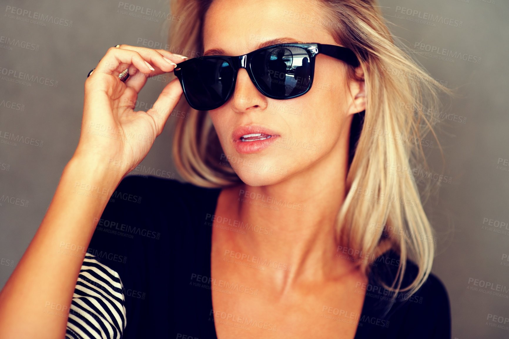 Рисунок стильной блондинки в очках.