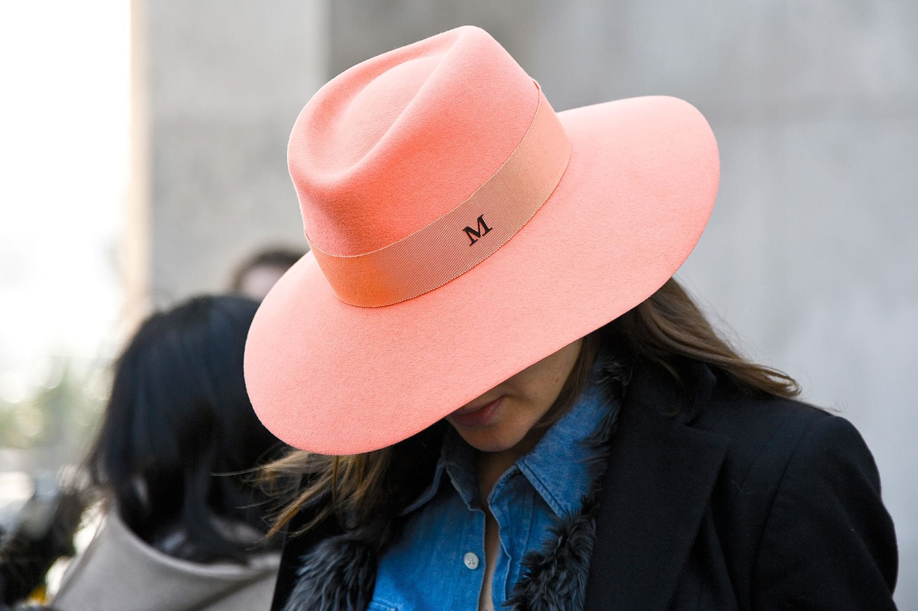 Благодаря шляпе. Шляпа "Малия". Розовая шляпа. Шляпы для девочек модные. Крутая шляпа.