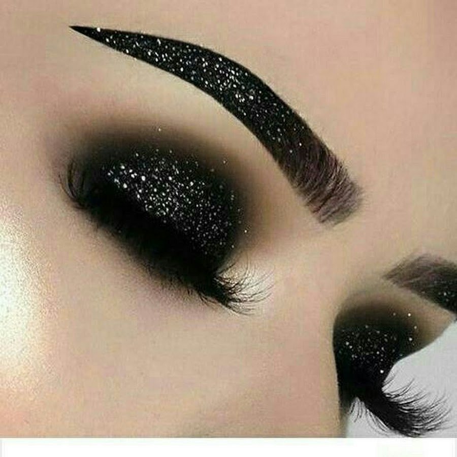 Черный макияж с блестками
