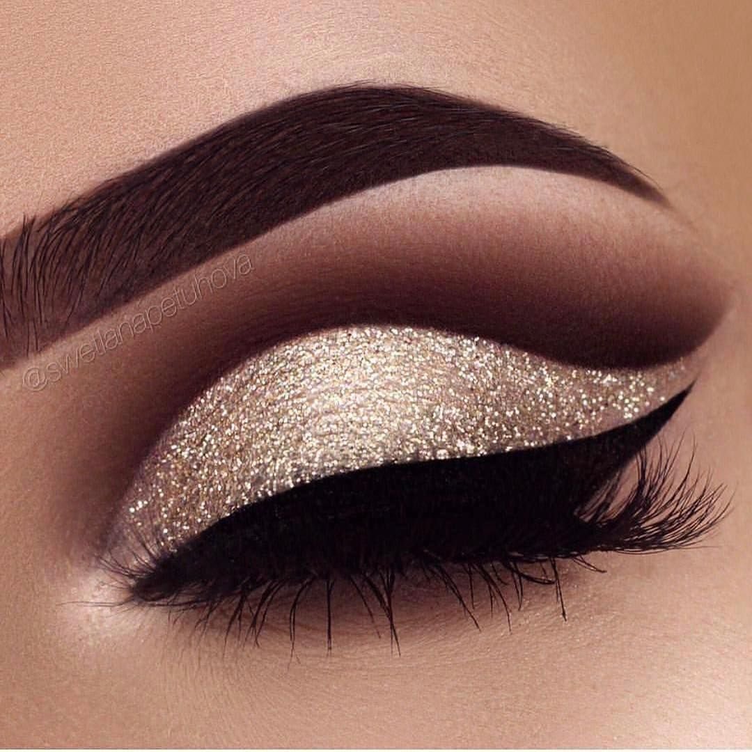 Макияж с темными тенями и стрелками