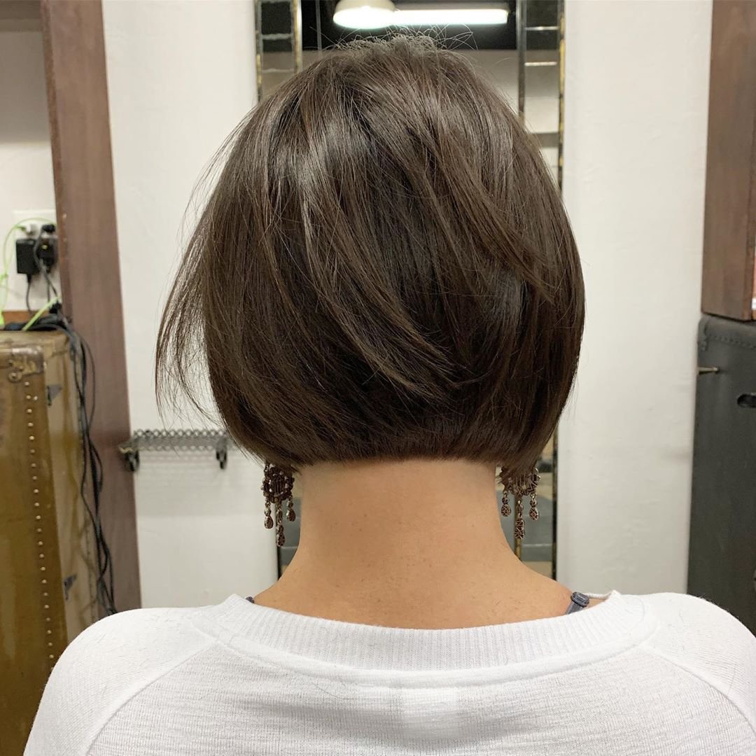 Боб каре с выстриженным затылком