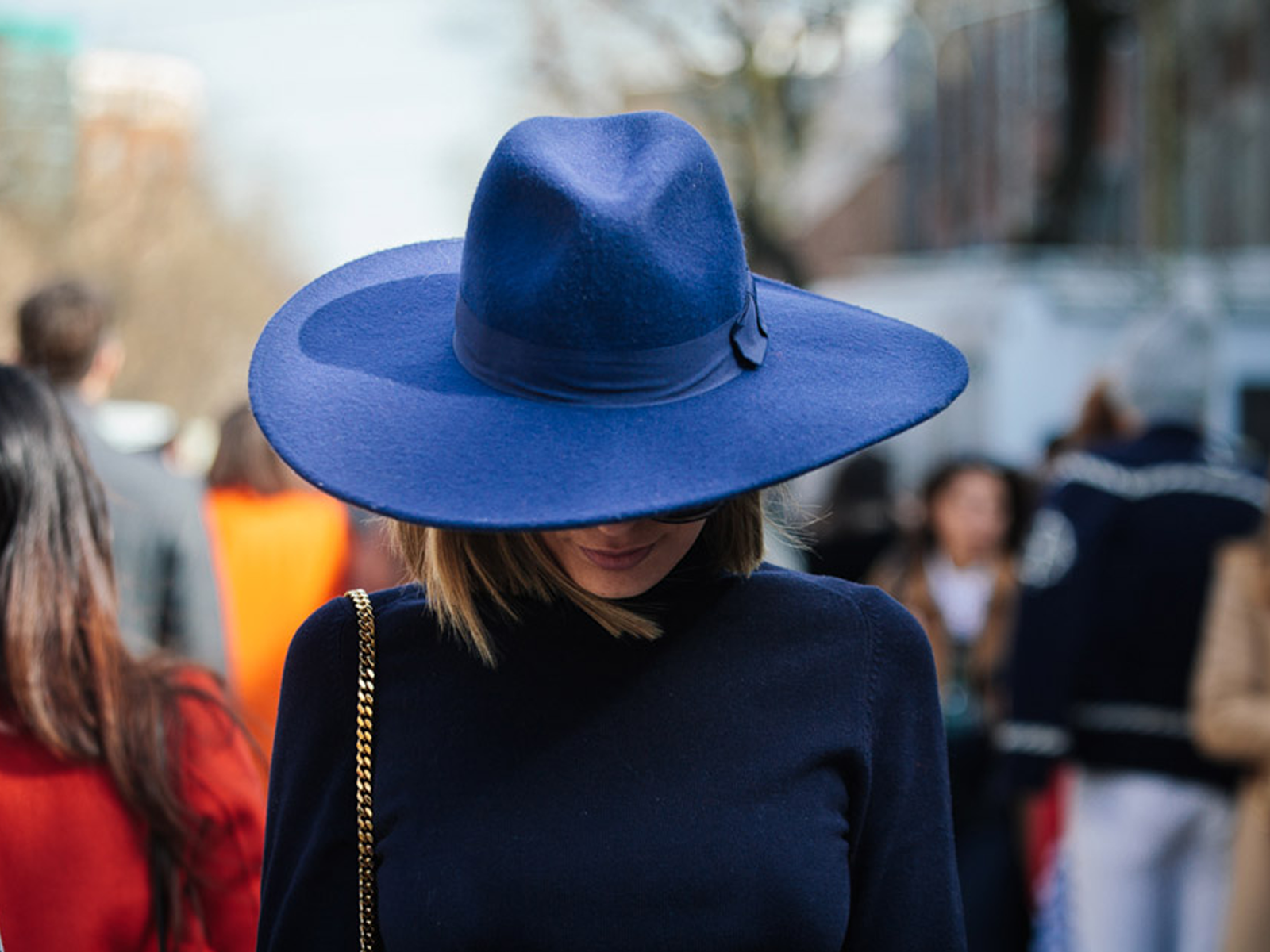 Джейн Эбберлайн шляпы. Шляпа Федора широкополая. Девушка в синей шляпе. Образ со шляпой женский. Шляпы на работе