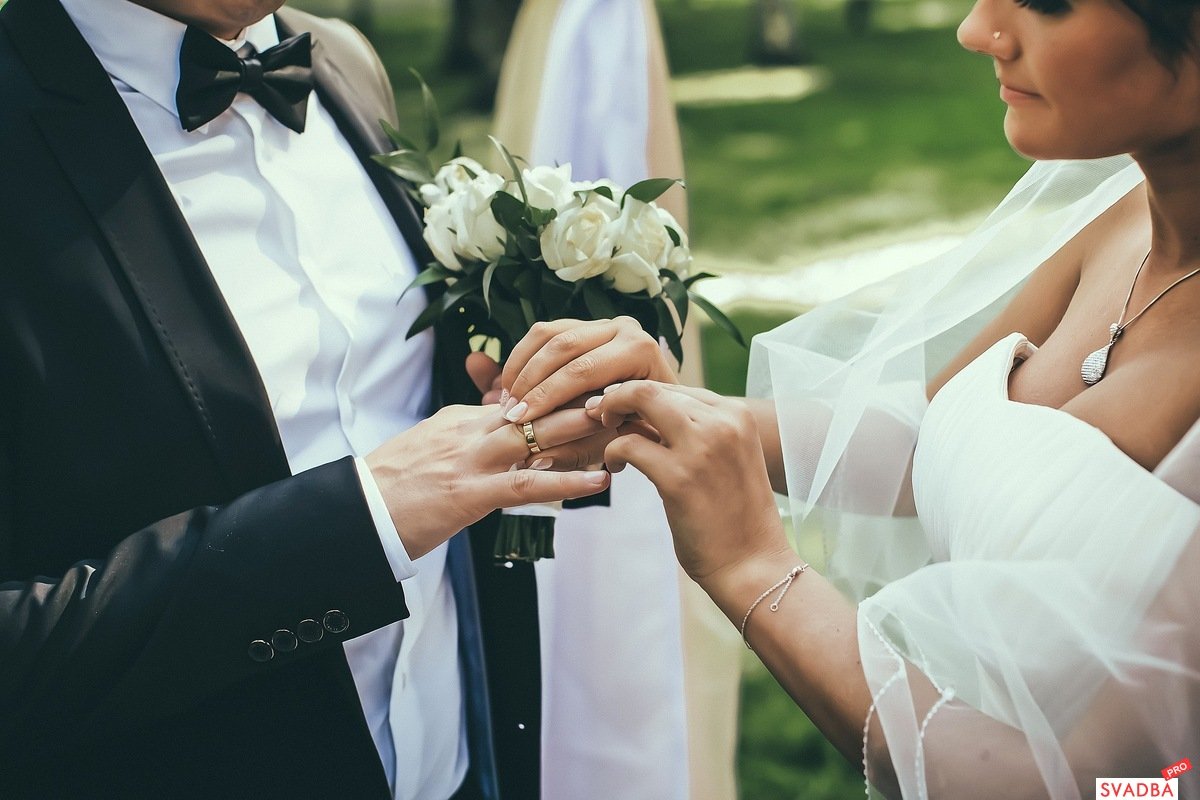 Войти жених. Молодожены под руку. Церемония обмена кольцами. Обмен кольцами на свадьбе. Жених несет невесту на плече.