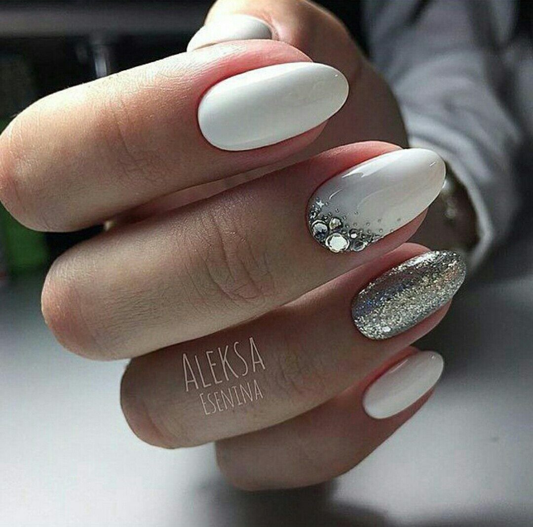 Ногти белые с блестками