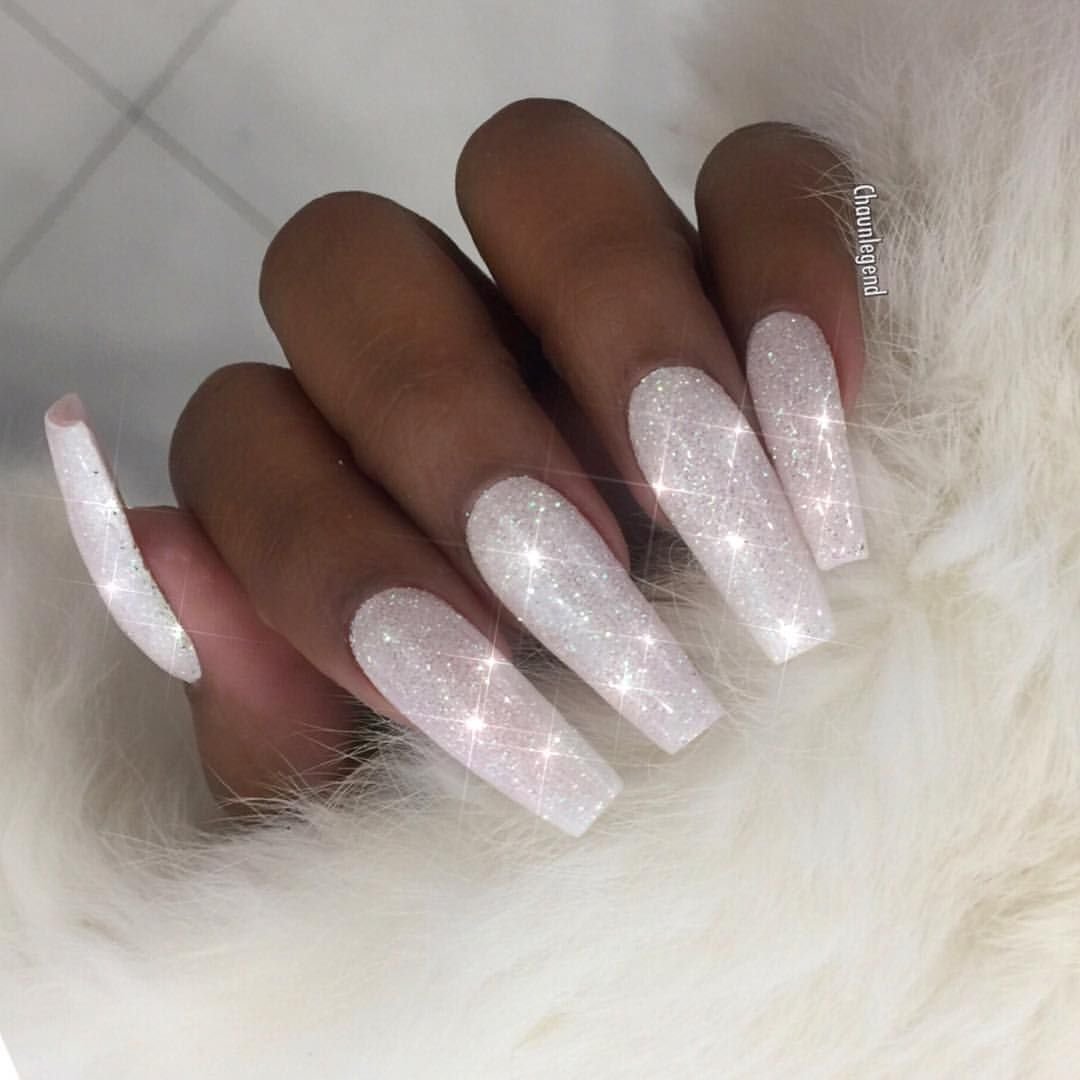 Белый маникюр с блестками