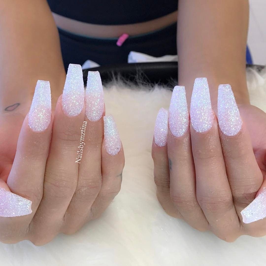 Белый мерцающий маникюр