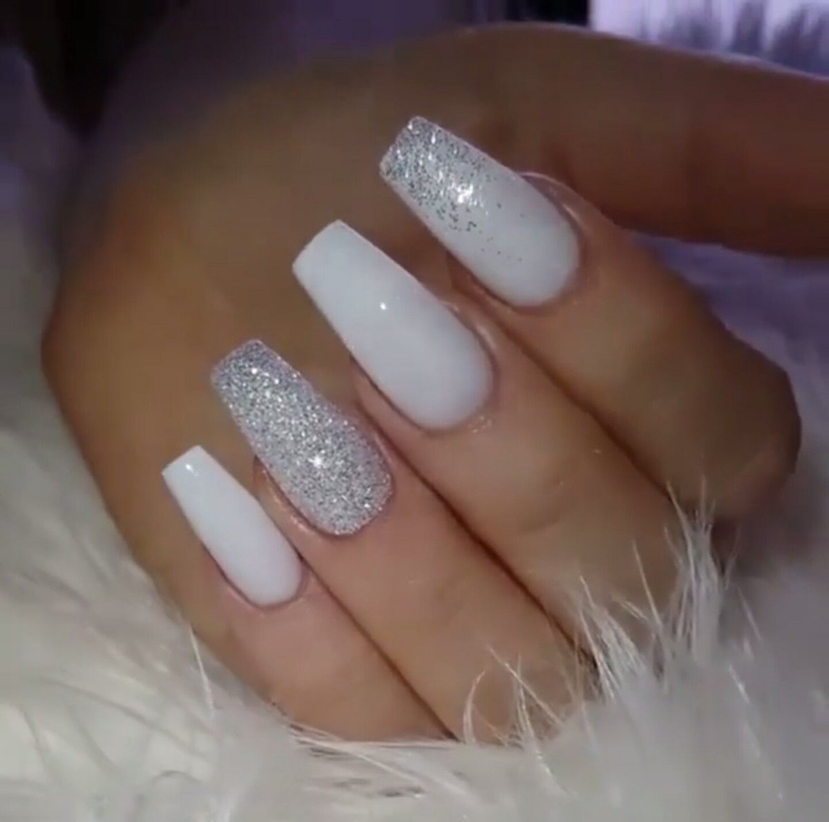 Белый маникюр с блемтяшкамт