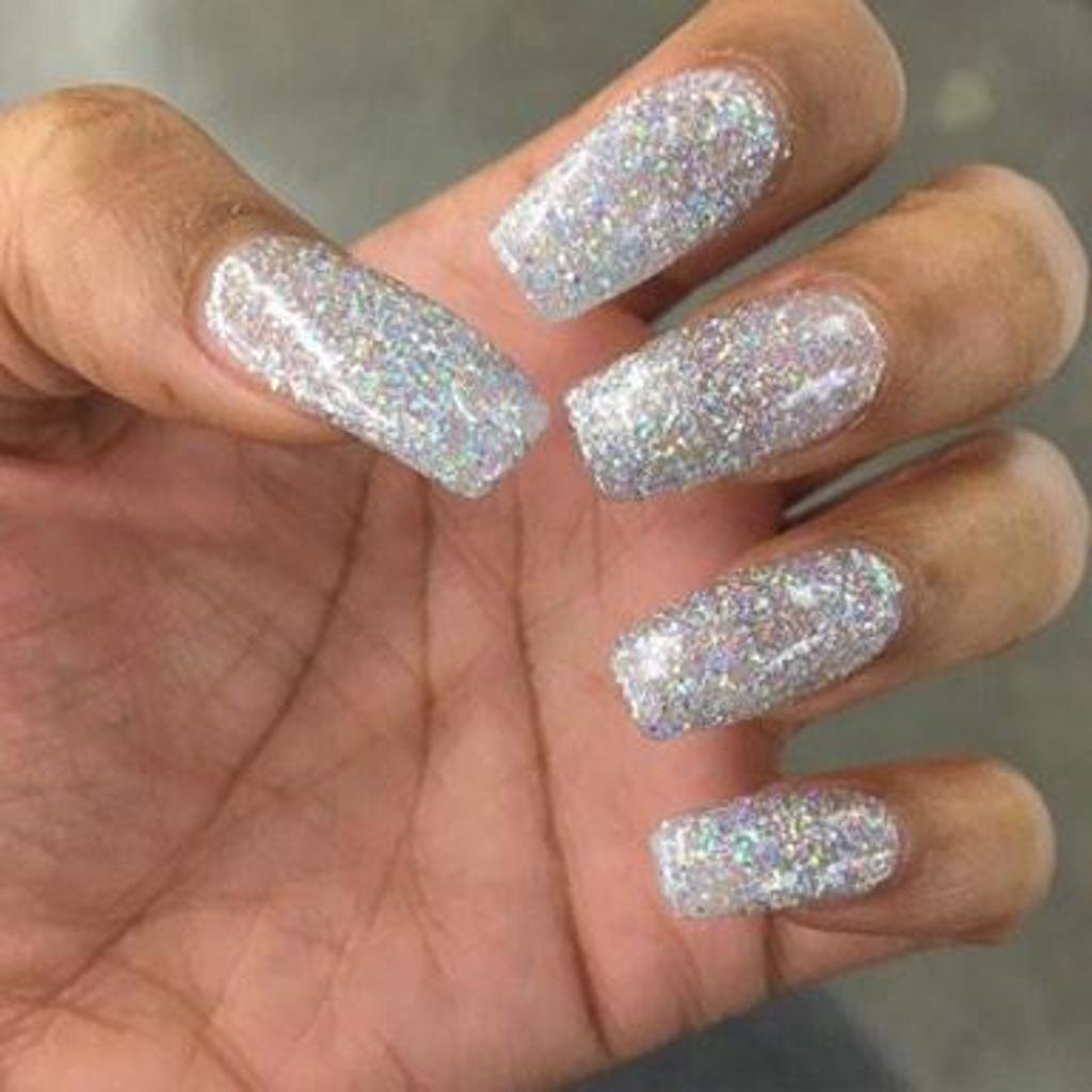 Маникюр белый с мерцанием