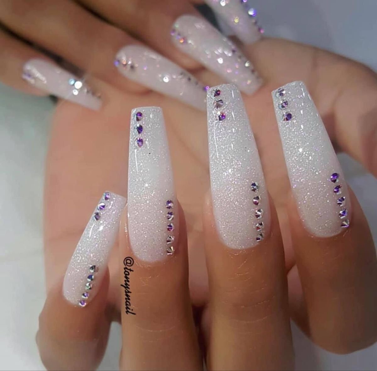Белоснежный маникюр с блестками