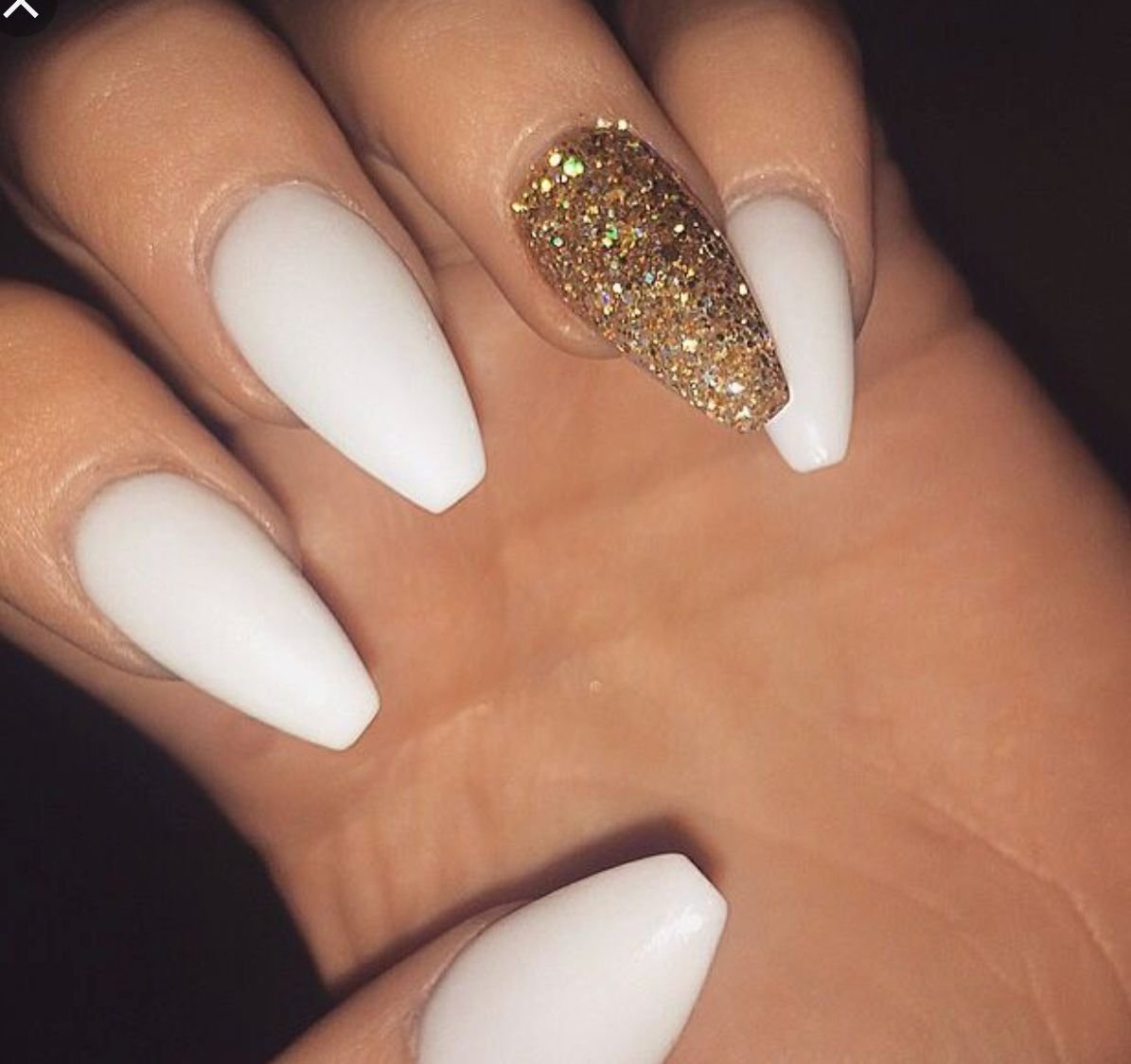 Блестки на белом лаке