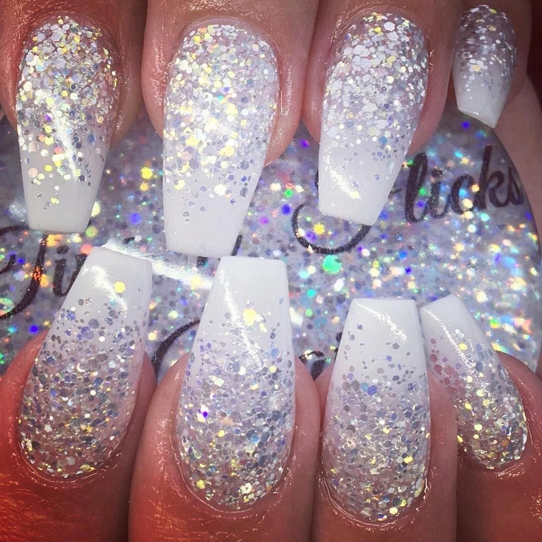 Белые ногти с блестками