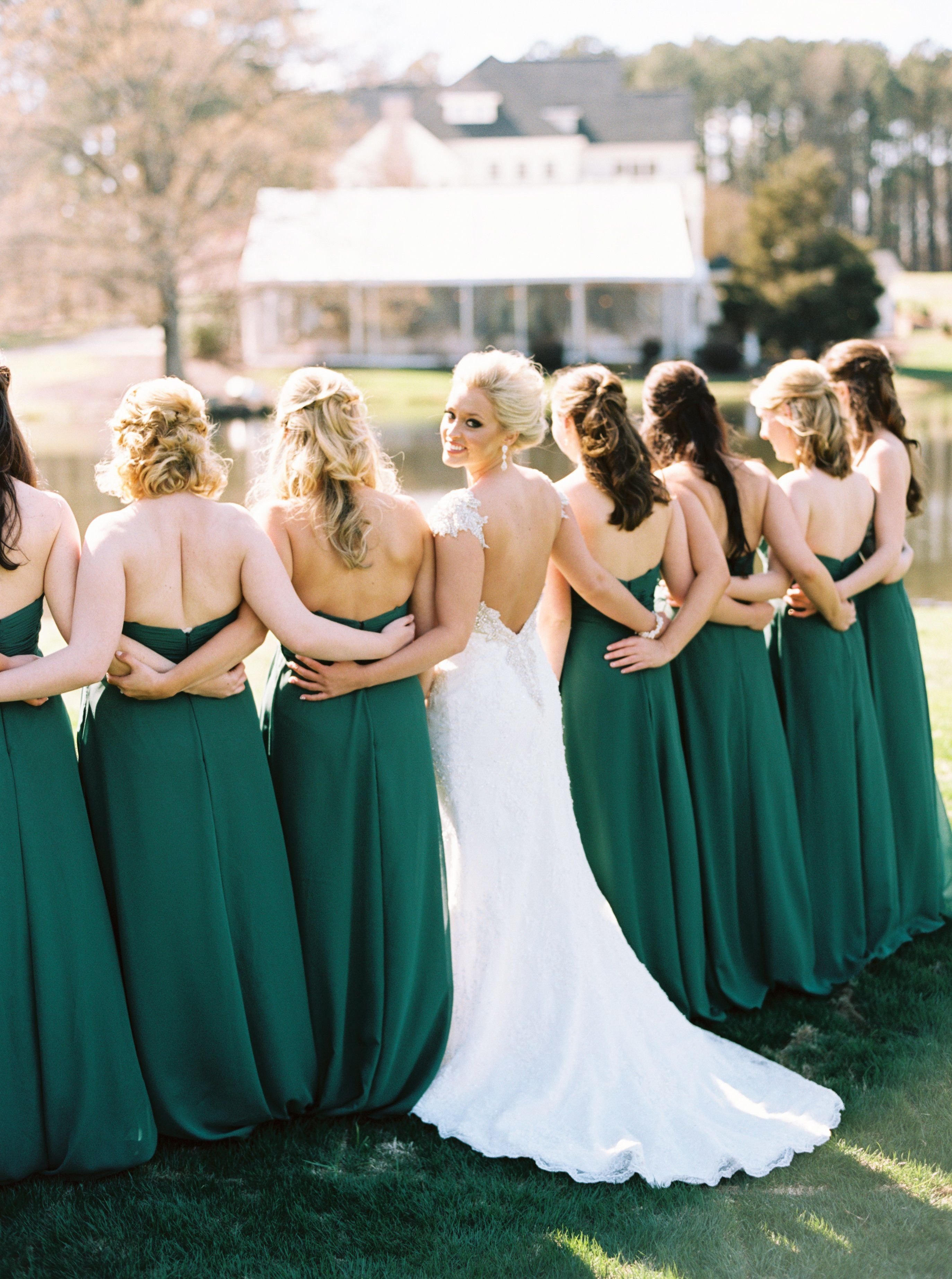 Дресс код на свадьбу для гостей. Платье подружки невесты. Подружки невесты в зеленых платьях. Изумрудные платья подружек невесты. Платье на свадьбу к подруге.