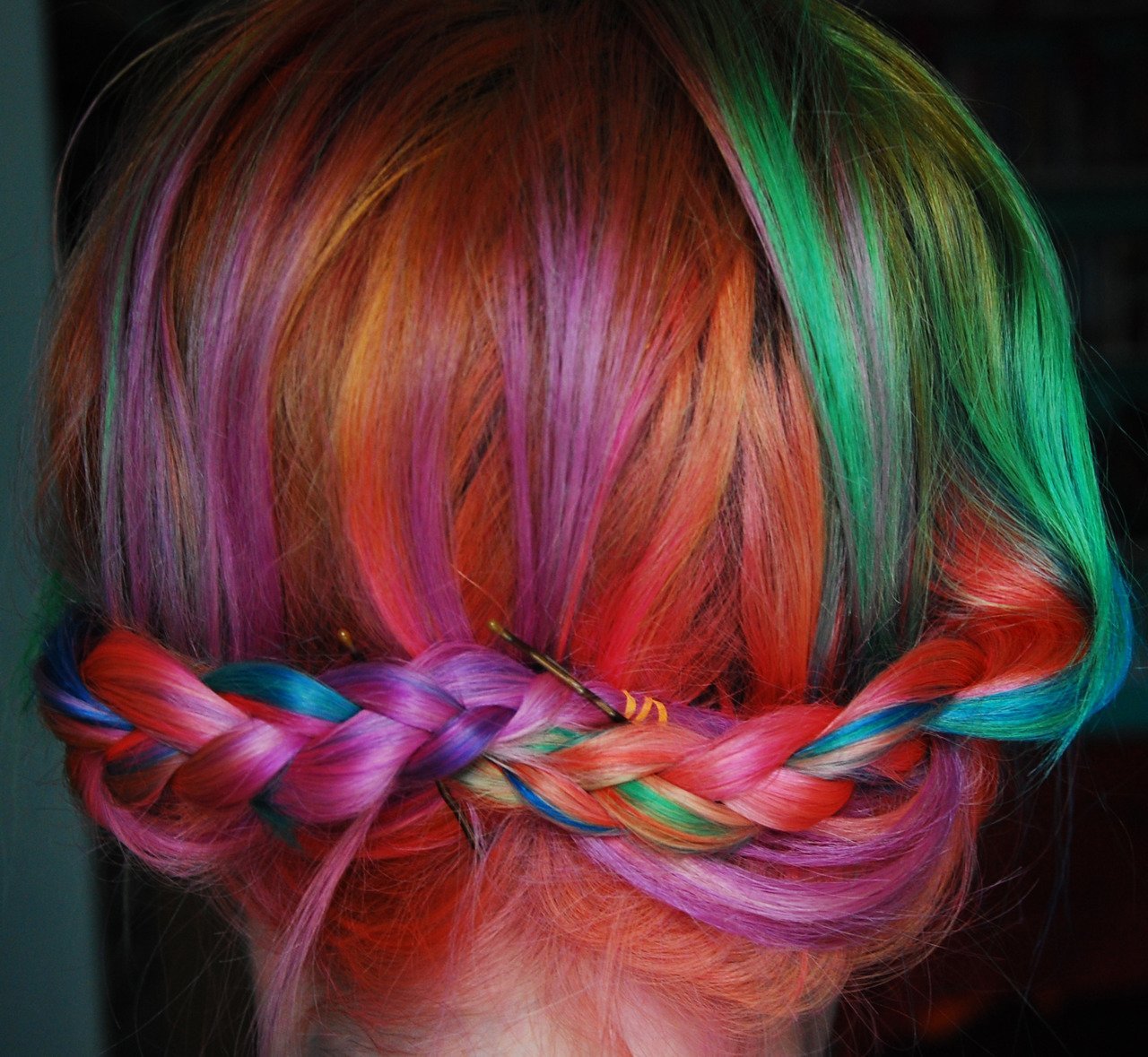 Прически для девочек с цветными прядями. Причёски с разноцветными прядями. Цветные пряди на рыжих волосах. Причёски с разноцветными прядями для девочек. Рыжие волосы с разноцветными прядями.