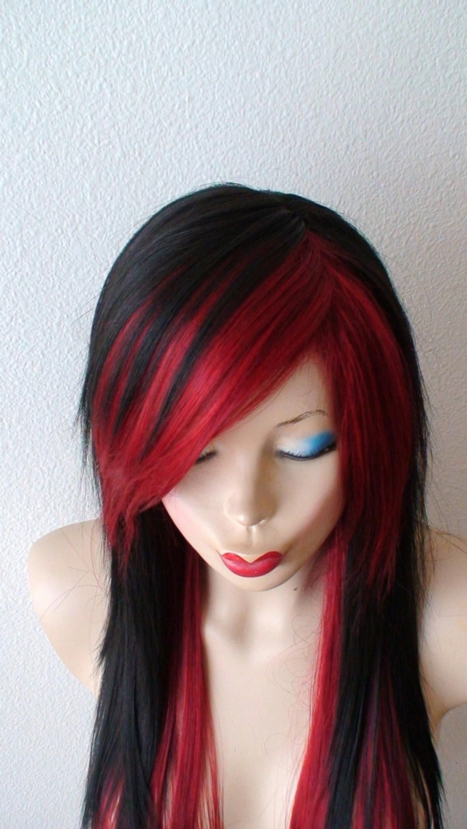 Фото волос черно красные. Черно красное окрашивание волос. Чёрные волосы с красными прядями. Девушка с красными прядями. Красное мелирование.