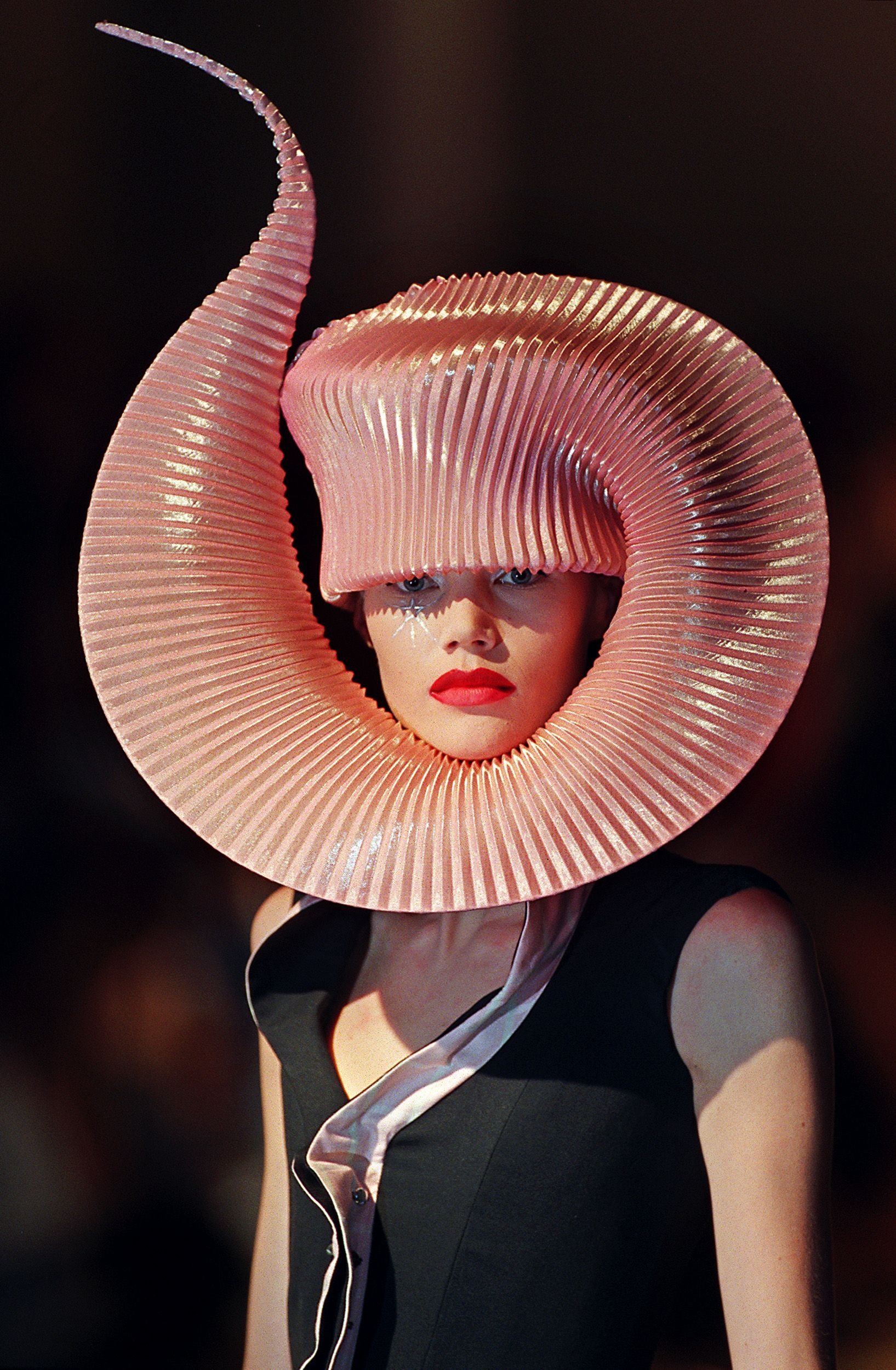 Как быть самой странной. Шляпы Филиппа Трейси фото. Philip Treacy Haute Couture.
