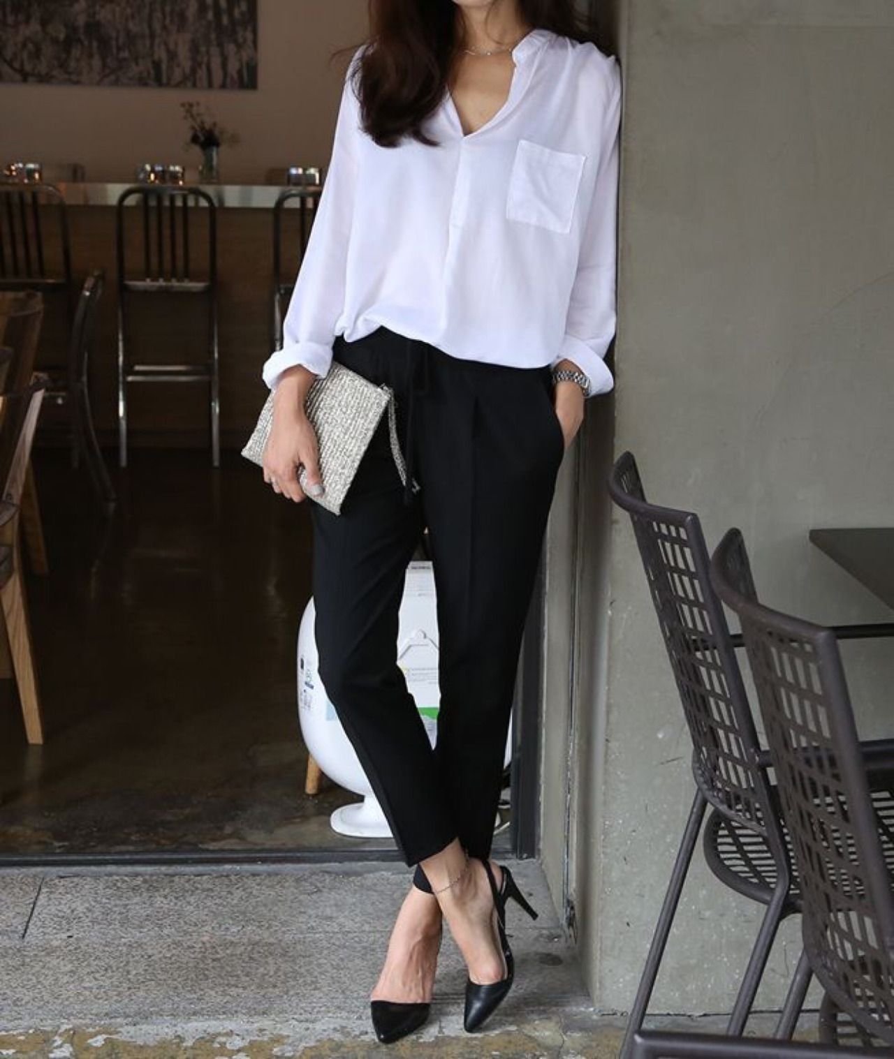 Черные брюки белая блузка. Блузка с черными брюками. Белая блузка и черные брюки. Модные блузки и брюки женские. Образы с блузкой.