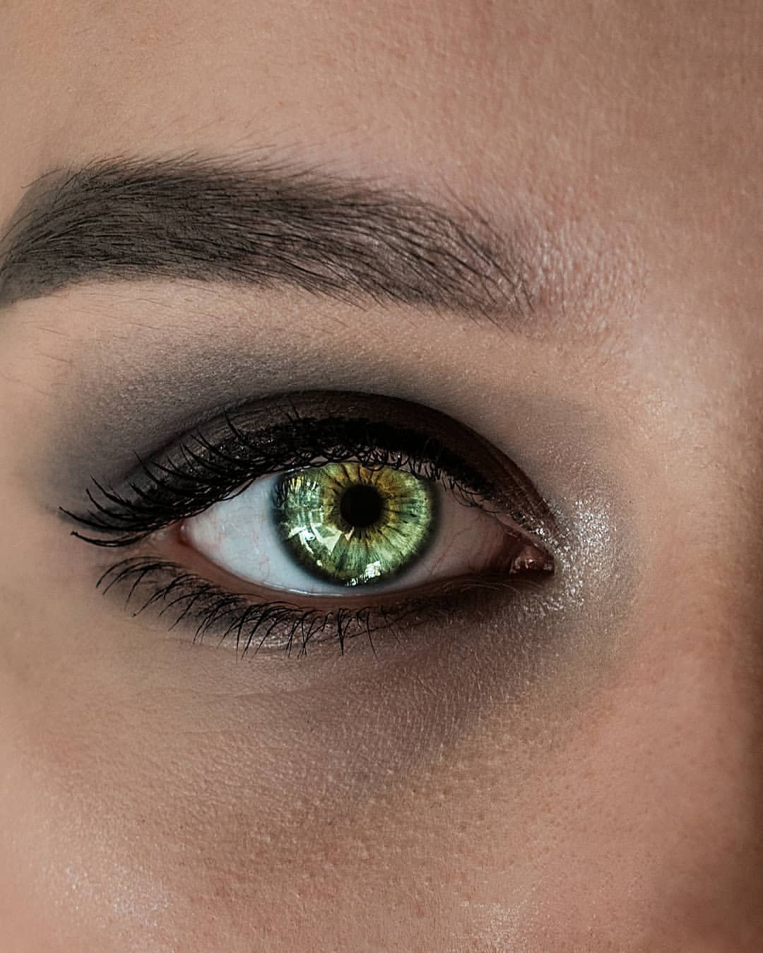Зеленый глаз фото красивые. Зелёные глаза. Тёмно зелёные глаза. Красивые зеленые глаза. Изумрудно зеленые глаза.